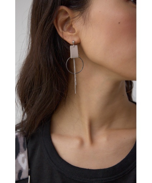 AZUL by moussy(アズールバイマウジー)の「フェイクレザーバイカラーアシンメトリーピアス(ピアス(両耳用)・レディース・ライトブルー/ホワイト/ライトグレー・FREE)」の16枚目の写真