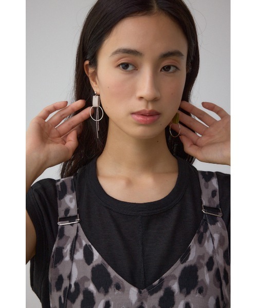 AZUL by moussy(アズールバイマウジー)の「フェイクレザーバイカラーアシンメトリーピアス(ピアス(両耳用)・レディース・ライトブルー/ホワイト/ライトグレー・FREE)」の6枚目の写真