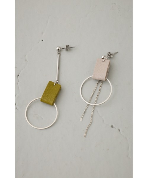 AZUL by moussy(アズールバイマウジー)の「フェイクレザーバイカラーアシンメトリーピアス(ピアス(両耳用)・レディース・ライトブルー/ホワイト/ライトグレー・FREE)」の7枚目の写真