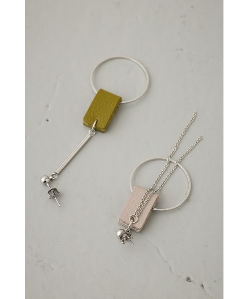 AZUL by moussy(アズールバイマウジー)の「フェイクレザーバイカラーアシンメトリーピアス(ピアス(両耳用)・レディース・ライトブルー/ホワイト/ライトグレー・FREE)」の10枚目の写真
