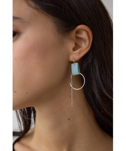 AZUL by moussy(アズールバイマウジー)の「フェイクレザーバイカラーアシンメトリーピアス(ピアス(両耳用)・レディース・ライトブルー/ホワイト/ライトグレー・FREE)」の17枚目の写真