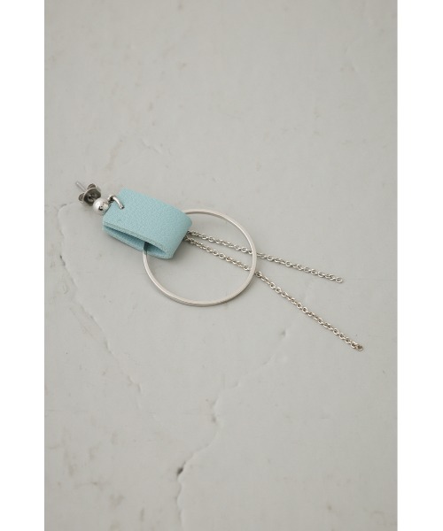 AZUL by moussy(アズールバイマウジー)の「フェイクレザーバイカラーアシンメトリーピアス(ピアス(両耳用)・レディース・ライトブルー/ホワイト/ライトグレー・FREE)」の20枚目の写真