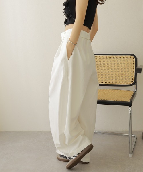 LAULEN（ローレン）の「belted ballon wide pants /ベルト付き タック バルーン ワイド パンツ（その他パンツ・レディース・ホワイト/ネイビー・M/S）」の2枚目の写真