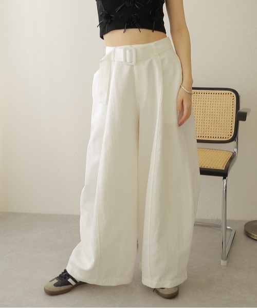 LAULEN（ローレン）の「belted ballon wide pants /ベルト付き タック バルーン ワイド パンツ（その他パンツ・レディース・ホワイト/ネイビー・M/S）」の3枚目の写真