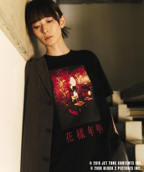 ADAM ET ROPE'（アダムエロペ）の「【花様年華 25周年 × 10Culture for ADAM ET ROPE'】IN THE MOOD FOR LOVE TEE（Tシャツ/カットソー・メンズ・ブラック系その他/ホワイト系その他2/ブラウン系その他2/ブラック系その他2/ホワイト系その他/ブラウン系その他3/グリーン系その他2/グリーン系その他3・M/XL/L）」の5枚目の写真