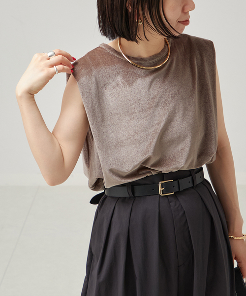 journal standard L'essage(ジャーナルスタンダードレサージュ)の「ベロア タックノースリーブ(Tシャツ/カットソー・レディース・ネイビー/ベージュ/ブラウン・FREE)」の2枚目の写真