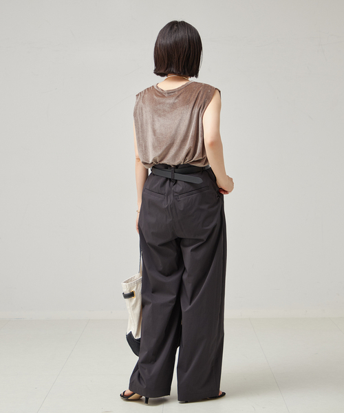 journal standard L'essage(ジャーナルスタンダードレサージュ)の「ベロア タックノースリーブ(Tシャツ/カットソー・レディース・ネイビー/ベージュ/ブラウン・FREE)」の6枚目の写真