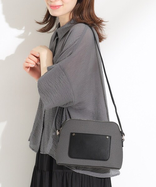 SHOO・LA・RUE(シューラルー)の「キャンバス風合皮ショルダーバッグ(ショルダーバッグ・レディース・ブラック系4/ブラウン系5/ベージュ系4・00)」の1枚目の写真