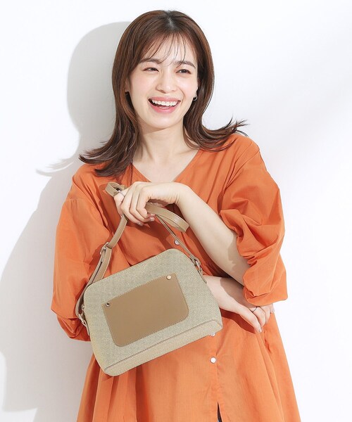 SHOO・LA・RUE(シューラルー)の「キャンバス風合皮ショルダーバッグ(ショルダーバッグ・レディース・ブラック系4/ブラウン系5/ベージュ系4・00)」の3枚目の写真