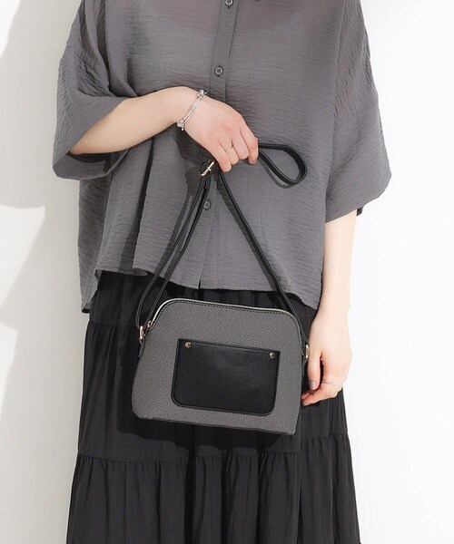 SHOO・LA・RUE(シューラルー)の「キャンバス風合皮ショルダーバッグ(ショルダーバッグ・レディース・ブラック系4/ブラウン系5/ベージュ系4・00)」の4枚目の写真