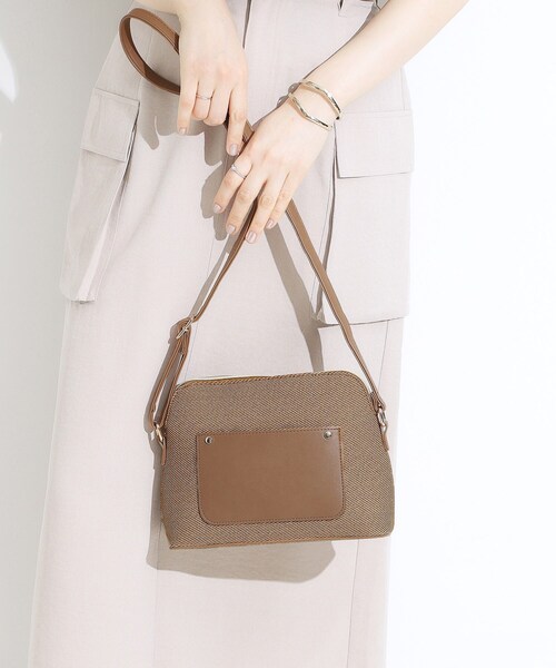 SHOO・LA・RUE(シューラルー)の「キャンバス風合皮ショルダーバッグ(ショルダーバッグ・レディース・ブラック系4/ブラウン系5/ベージュ系4・00)」の6枚目の写真