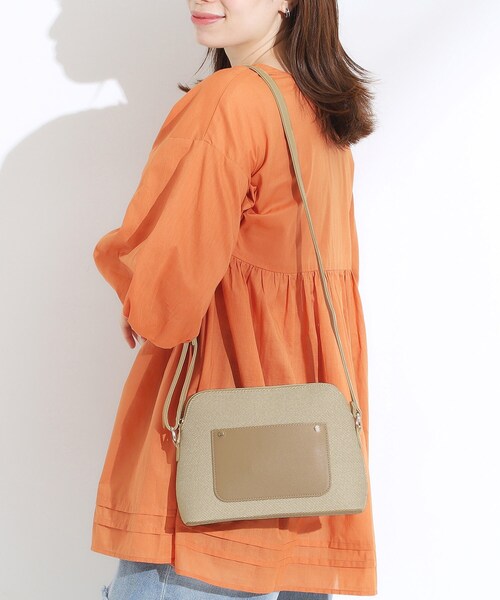 SHOO・LA・RUE(シューラルー)の「キャンバス風合皮ショルダーバッグ(ショルダーバッグ・レディース・ブラック系4/ブラウン系5/ベージュ系4・00)」の8枚目の写真