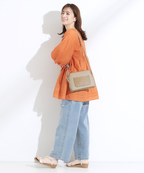 SHOO・LA・RUE(シューラルー)の「キャンバス風合皮ショルダーバッグ(ショルダーバッグ・レディース・ブラック系4/ブラウン系5/ベージュ系4・00)」の9枚目の写真