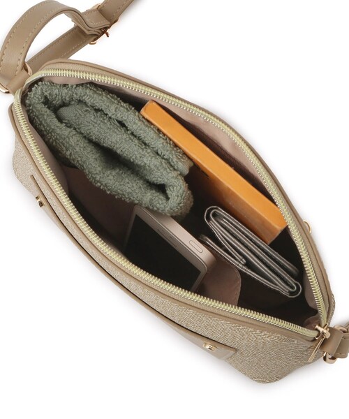 SHOO・LA・RUE(シューラルー)の「キャンバス風合皮ショルダーバッグ(ショルダーバッグ・レディース・ブラック系4/ブラウン系5/ベージュ系4・00)」の19枚目の写真