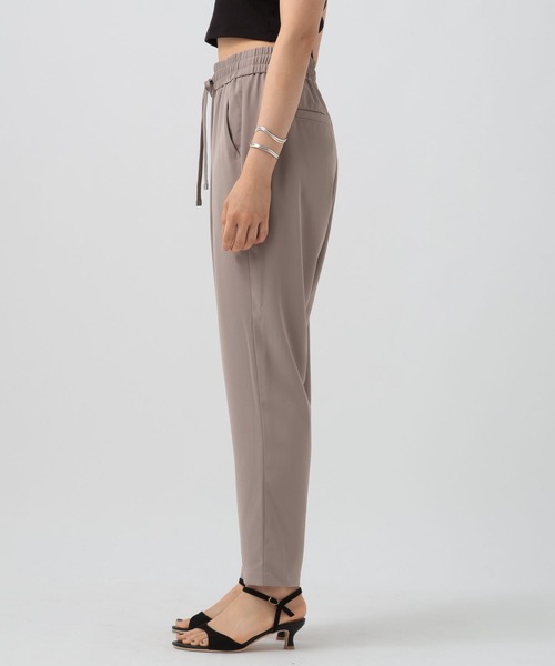 BAYFLOW（ベイフロー）の「[縦横に伸びるストレッチ入り]サララックテーパードパンツ（その他パンツ・レディース・ブラック/マルーン/ベージュ・MEDIUM/SMALL）」の15枚目の写真
