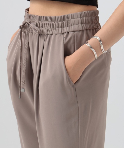 BAYFLOW（ベイフロー）の「[縦横に伸びるストレッチ入り]サララックテーパードパンツ（その他パンツ・レディース・ブラック/マルーン/ベージュ・MEDIUM/SMALL）」の18枚目の写真