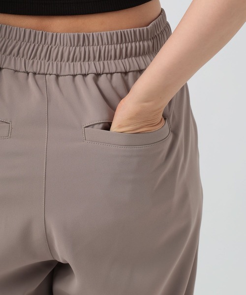 BAYFLOW（ベイフロー）の「[縦横に伸びるストレッチ入り]サララックテーパードパンツ（その他パンツ・レディース・ブラック/マルーン/ベージュ・MEDIUM/SMALL）」の21枚目の写真