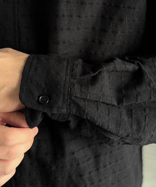 Classical Origin(クラシカルオリジン)の「「大人シンプル。」綿100%胸元刺繍入りドビー織シャツ(長袖)/Dobby Weave Embroidered Shirt(シャツ/ブラウス・メンズ・チャコール/ブラック・SMALL/MEDIUM/LARGE)」の6枚目の写真