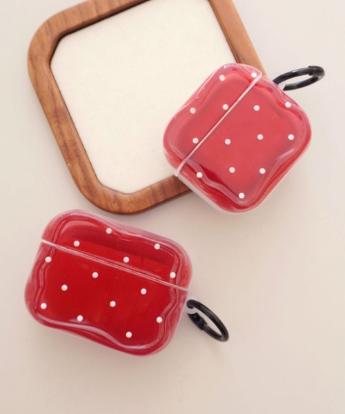 ammy.（エイミードット）の「【 ammy. / エイミードット 】 ドット柄 エアポッズ ケース / AirPods case（ヘッドフォン/イヤホン・レディース・レッド・A/B）」の2枚目の写真
