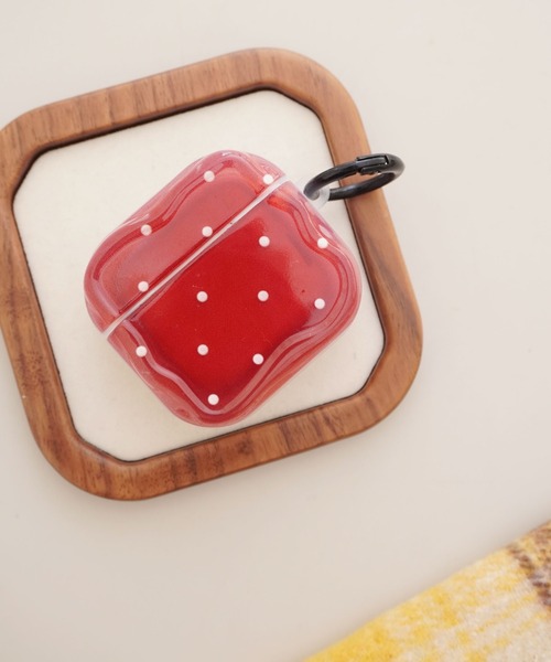 ammy.（エイミードット）の「【 ammy. / エイミードット 】 ドット柄 エアポッズ ケース / AirPods case（ヘッドフォン/イヤホン・レディース・レッド・A/B）」の4枚目の写真