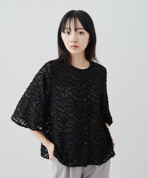 IEDIT(イディット)の「IEDIT カットジャカードが華やかなフレアー袖ブラウス(シャツ/ブラウス・レディース・ブラック/ホワイト・L/S/M/LL/3L)」の1枚目の写真