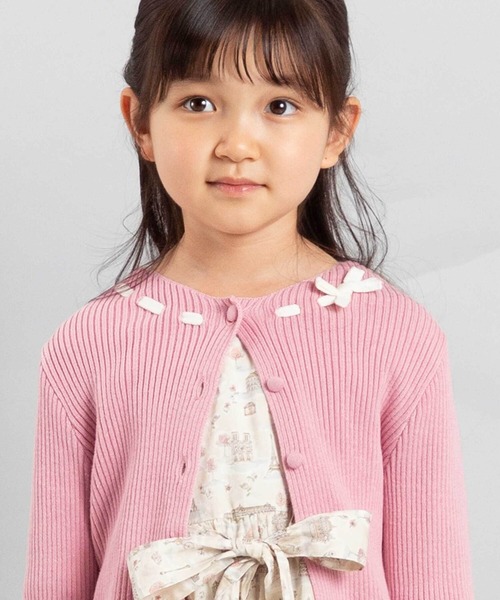 BeBe（ベベ）の「ラインリボンくるみボタンニット長袖カーディガン（カーディガン/ボレロ・キッズ・ピンク・120cm/150cm/130cm/140cm）」の4枚目の写真