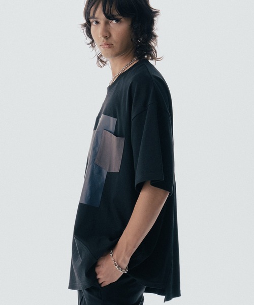 Maison ULA(メゾンウラ)の「【Maison ULA】スイッチングプリントTシャツ(Tシャツ/カットソー・メンズ・ブラック/オフホワイト・1/2)」の4枚目の写真
