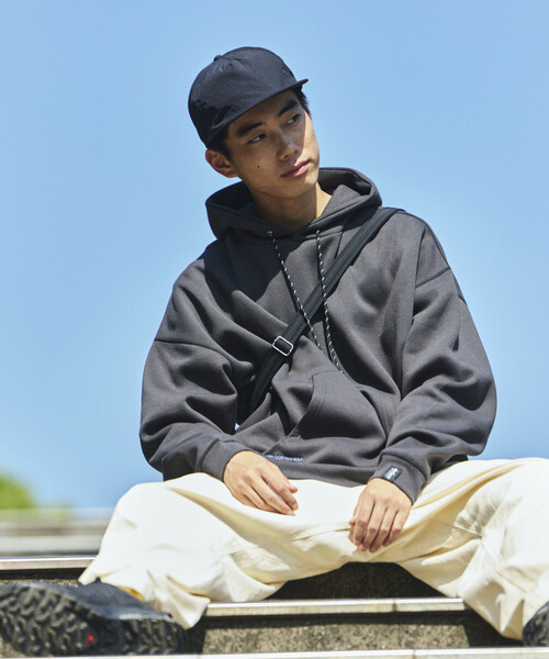 FREAK'S STORE（フリークスストア）の「限定展開 WILD THINGS×FREAK'S STORE/ワイルドシングス 別注 ビッグシルエット マルチプリントデザイン パーカー / フーディ（パーカー・メンズ・グレイッシュベージュ/ブラック/アッシュグレー/スミクロ・SMALL/MEDIUM/LARGE）」の5枚目の写真