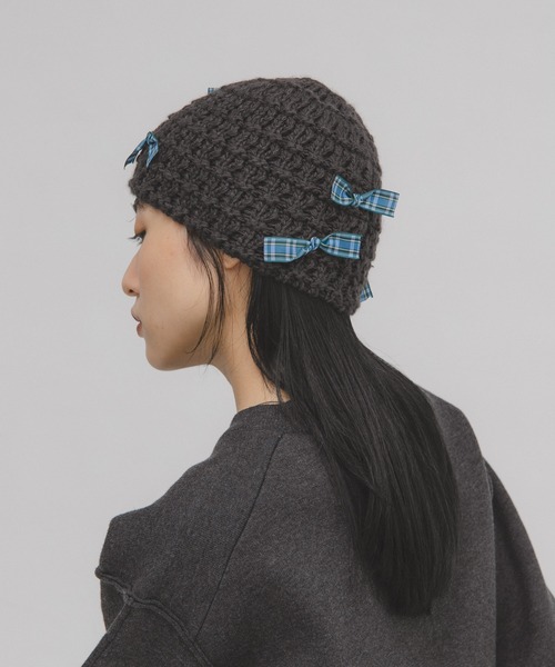 KBF(ケイビーエフ)の「チェックリボンニットビーニー(ニットキャップ/ビーニー・レディース・チャコールグレー/アイボリー・ONE)」の2枚目の写真