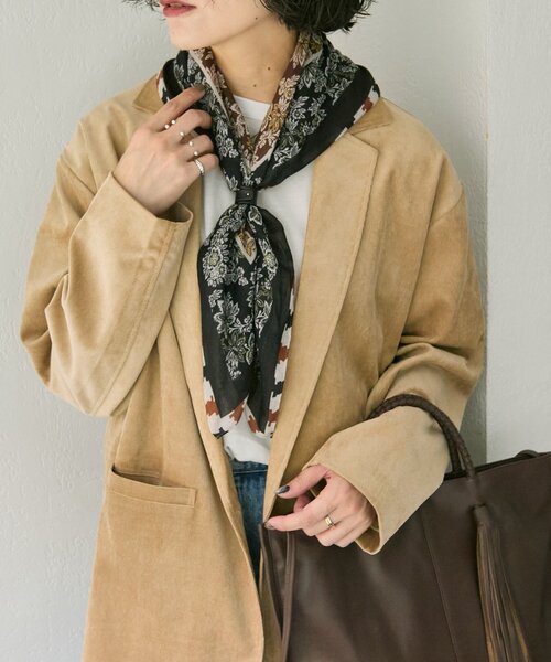 ear PAPILLONNER(イアパピヨネ)の「レザーリング付き2色花柄ストール(ストール/ショール・レディース・ブラック/ネイビー・FREE)」の3枚目の写真