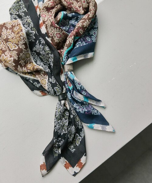ear PAPILLONNER(イアパピヨネ)の「レザーリング付き2色花柄ストール(ストール/ショール・レディース・ブラック/ネイビー・FREE)」の10枚目の写真