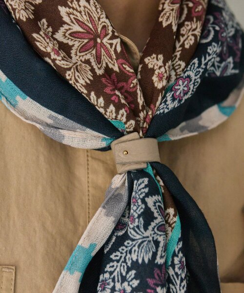 ear PAPILLONNER(イアパピヨネ)の「レザーリング付き2色花柄ストール(ストール/ショール・レディース・ブラック/ネイビー・FREE)」の14枚目の写真