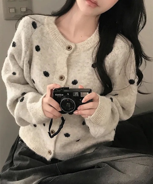 Doula Doula（ドゥーラドゥーラ）の「ドット柄クルーネックニットカーディガン（カーディガン/ボレロ・レディース・グレー/ブラウン/ベージュ・FREE）」の9枚目の写真