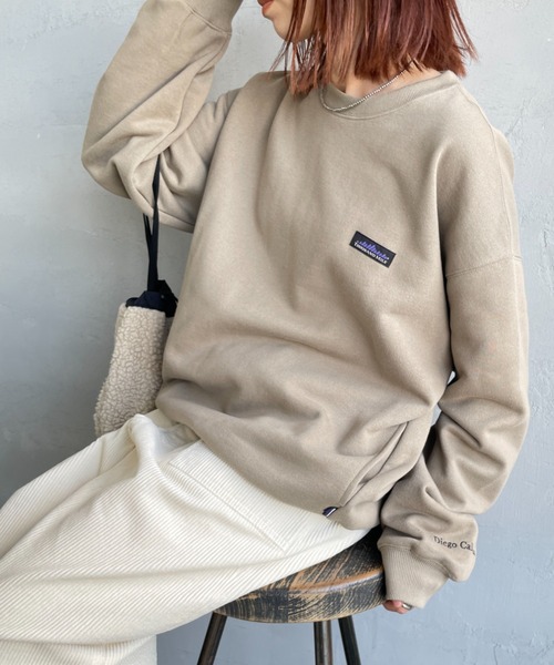THOUSAND MILE（サウザンドマイル）の「[THOUSAND MILE/サウザンドマイル] 別注 ワンポイントロゴ クルーネックスウェット（スウェット・レディース・ブラック/ライトグレー/ベージュ/チャコールグレー・S/M/L/XL）」の4枚目の写真