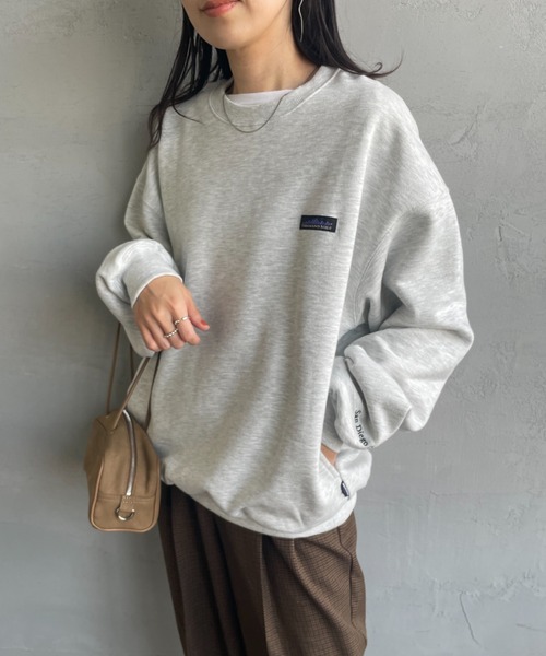 THOUSAND MILE（サウザンドマイル）の「[THOUSAND MILE/サウザンドマイル] 別注 ワンポイントロゴ クルーネックスウェット（スウェット・レディース・ブラック/ライトグレー/ベージュ/チャコールグレー・S/M/L/XL）」の2枚目の写真