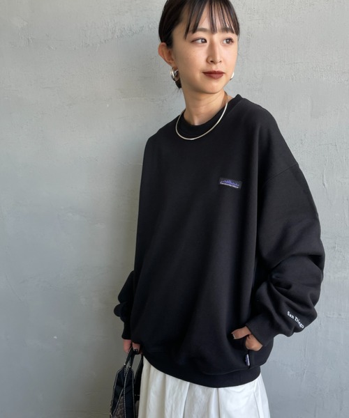 THOUSAND MILE（サウザンドマイル）の「[THOUSAND MILE/サウザンドマイル] 別注 ワンポイントロゴ クルーネックスウェット（スウェット・レディース・ブラック/ライトグレー/ベージュ/チャコールグレー・S/M/L/XL）」の3枚目の写真