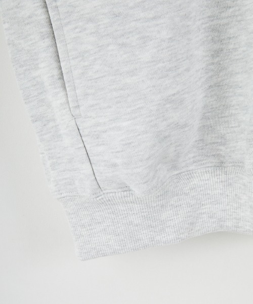 THOUSAND MILE（サウザンドマイル）の「[THOUSAND MILE/サウザンドマイル] 別注 ワンポイントロゴ クルーネックスウェット（スウェット・レディース・ブラック/ライトグレー/ベージュ/チャコールグレー・S/M/L/XL）」の9枚目の写真