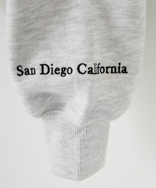 THOUSAND MILE（サウザンドマイル）の「[THOUSAND MILE/サウザンドマイル] 別注 ワンポイントロゴ クルーネックスウェット（スウェット・レディース・ブラック/ライトグレー/ベージュ/チャコールグレー・S/M/L/XL）」の5枚目の写真