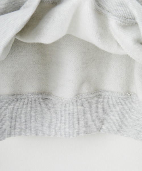 THOUSAND MILE（サウザンドマイル）の「[THOUSAND MILE/サウザンドマイル] 別注 ワンポイントロゴ クルーネックスウェット（スウェット・レディース・ブラック/ライトグレー/ベージュ/チャコールグレー・S/M/L/XL）」の6枚目の写真