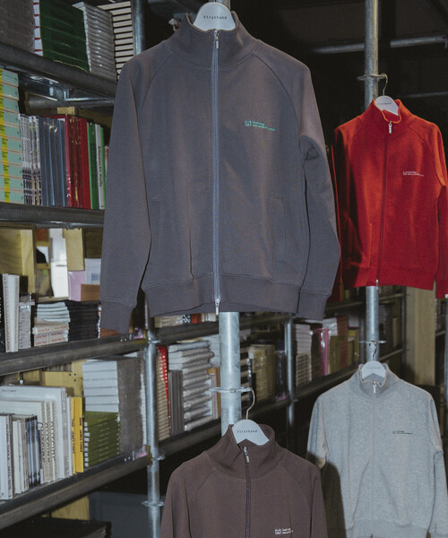FREAK'S STORE（フリークスストア）の「MA Firsthand/マ ファーストハンド MA ベーシックロゴ刺繍 トラックジャケット / 裏毛スウェット（カーディガン/ボレロ・レディース・ブラウン/レッド/チャコールグレー/グレー・ﾌﾘ-）」の2枚目の写真