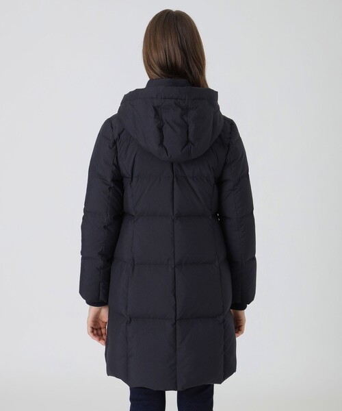 BLUE LABEL CRESTBRIDGE（ブルーレーベルクレストブリッジ）の「ハイマルチピーチタフタロングダウンコート（ダウンジャケット/コート・レディース・ブラック/ベージュ/ダークネイビー・36/38/40）」の11枚目の写真