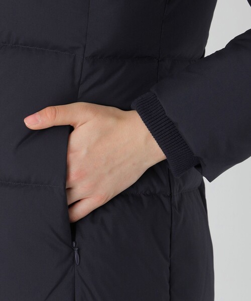 BLUE LABEL CRESTBRIDGE（ブルーレーベルクレストブリッジ）の「ハイマルチピーチタフタロングダウンコート（ダウンジャケット/コート・レディース・ブラック/ベージュ/ダークネイビー・36/38/40）」の12枚目の写真