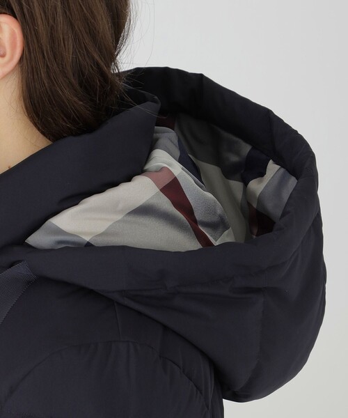 BLUE LABEL CRESTBRIDGE（ブルーレーベルクレストブリッジ）の「ハイマルチピーチタフタロングダウンコート（ダウンジャケット/コート・レディース・ブラック/ベージュ/ダークネイビー・36/38/40）」の13枚目の写真