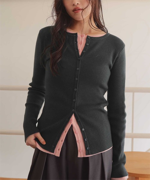 titivate(ティティベイト)の「メニー釦リブニットカーディガン(カーディガン/ボレロ・レディース・ダークグレー/ブルー/グリーン/ブラウン/ピンク/アイボリー・S/M/L)」の3枚目の写真