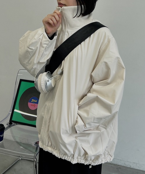 UNDERSTATEMENTs(アンダーステイトメント)の「【ユニセックス】袖タックバルーンブナイロンルゾン(ナイロンジャケット・メンズ・ブラック/ブラウン/アイボリー・MEDIUM/LARGE)」の11枚目の写真