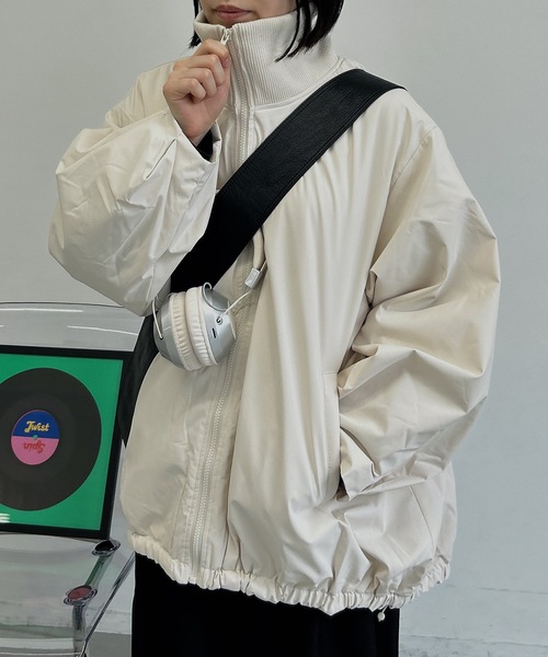 UNDERSTATEMENTs(アンダーステイトメント)の「【ユニセックス】袖タックバルーンブナイロンルゾン(ナイロンジャケット・メンズ・ブラック/ブラウン/アイボリー・MEDIUM/LARGE)」の16枚目の写真