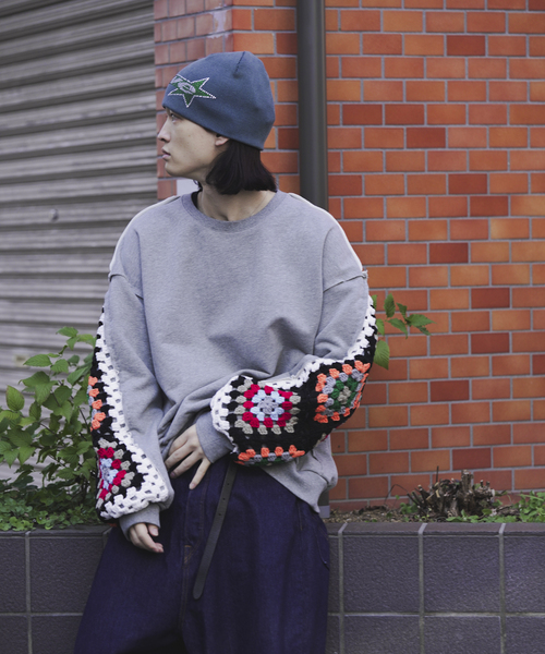 DISCOVERED(ディスカバード)の「DISCOVERED / ディスカバード CROCHET SLEEVE SWEAT(スウェット・メンズ・ホワイト/ブラック/グレー・3)」の7枚目の写真