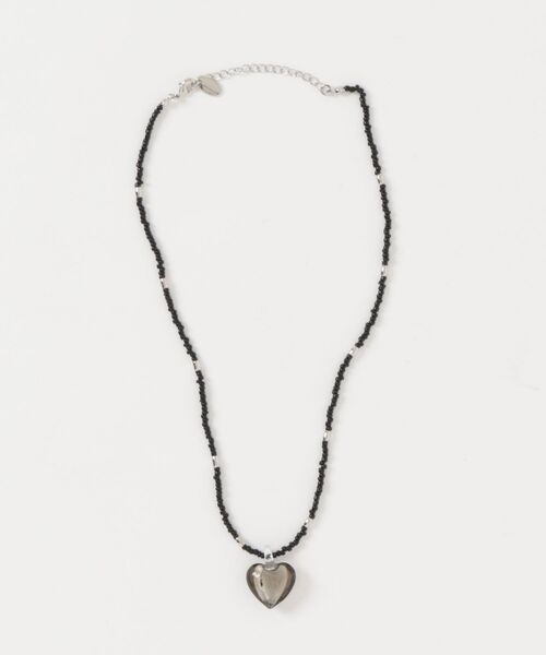 LOWRYS FARM（ローリーズファーム）の「カラービーズハートネックレス　 632419（ネックレス・レディース・ブラック/ブラウン/レッド・FREE）」の2枚目の写真