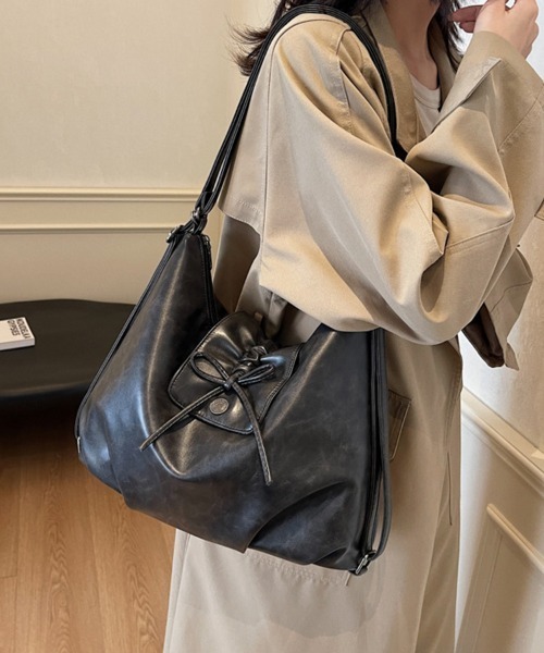 ONEP STAR(ワンピスター)の「巾着型フェイクレザーショルダーバッグ(ショルダーバッグ・レディース・ブラック/ダークブラウン/ブラウン・FREE)」の2枚目の写真