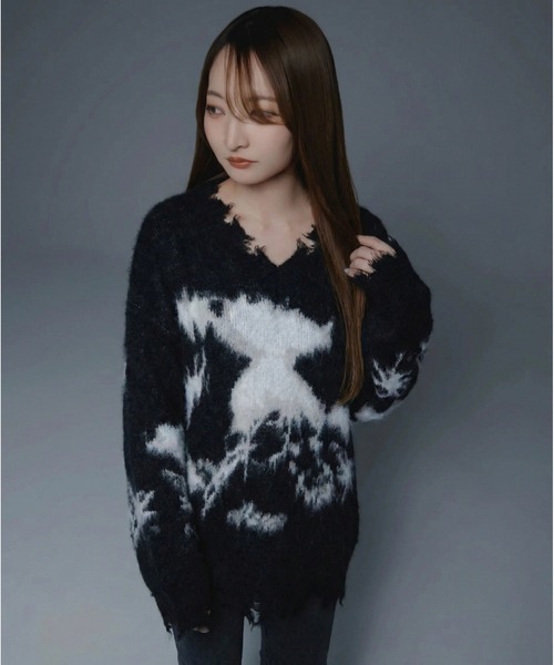 .KOM(ドットコム)の「『.KOM/ドットケーオーエム』デザインニット【GC】(ニット/セーター・レディース・ホワイト/ブラック・FREE)」の2枚目の写真
